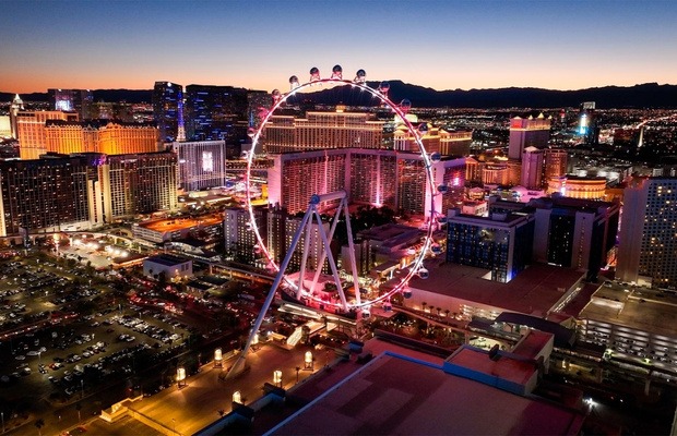 High Roller tỏa s&aacute;ng giữa đường ch&acirc;n trời Las Vegas