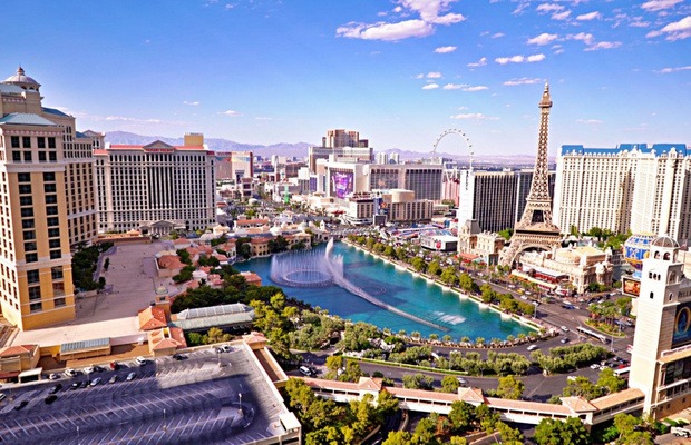 Tầm nh&igrave;n to&agrave;n cảnh Las Vegas từ tr&ecirc;n cao bao gồm c&aacute;c kh&aacute;ch sạn nổi tiếng