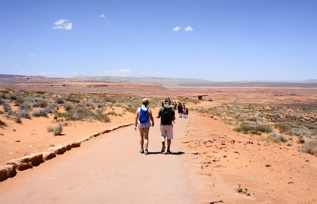 Lối đi bộ dẫn đến điểm ngắm cảnh nổi tiếng tại Horseshoe Bend