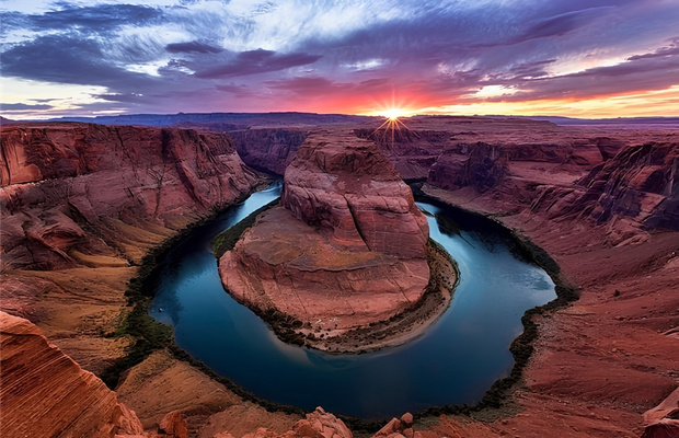 Khung cảnh ho&agrave;ng h&ocirc;n rực rỡ bu&ocirc;ng xuống Horseshoe Bend