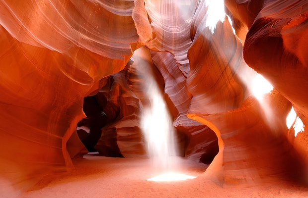Những tia s&aacute;ng huyền ảo b&ecirc;n trong Antelope Canyon