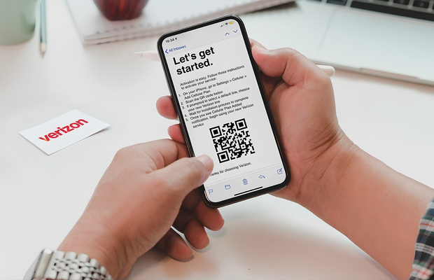 H&agrave;nh kh&aacute;ch đang qu&eacute;t m&atilde; QR k&iacute;ch hoạt eSIM tr&ecirc;n điện thoại (Nguồn: Internet)