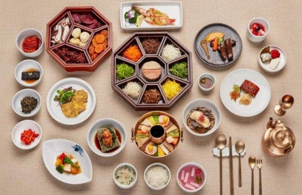 Hanjeongsik l&agrave; bữa ăn kiểu cung đ&igrave;nh với h&agrave;ng chục m&oacute;n phụ