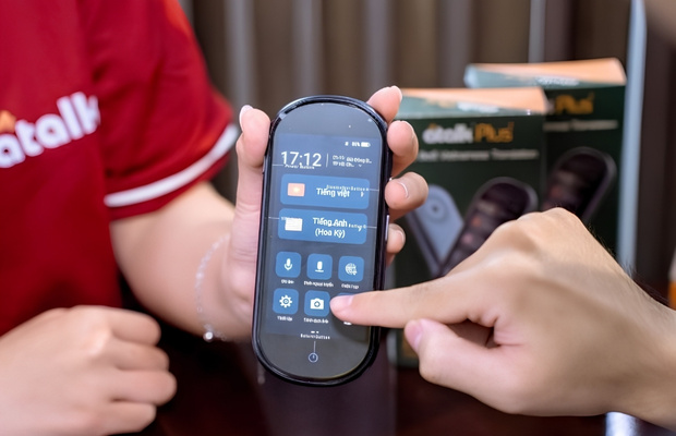 M&aacute;y phi&ecirc;n dịch ch&iacute;nh l&agrave; trợ l&yacute; đắc lực gi&uacute;p bạn tự tin giao tiếp v&agrave; xử l&yacute; mọi t&igrave;nh huống tại Mỹ.&nbsp;