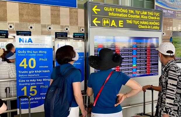  Li&ecirc;n tục cập nhật th&ocirc;ng tin tại bảng điện tử l&agrave; kinh nghiệm qu&yacute; gi&aacute; cho người đi Mỹ lần đầu.&nbsp;