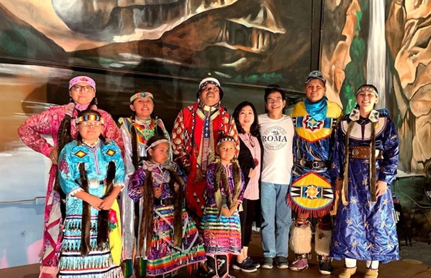 Du kh&aacute;ch tham gia tour văn h&oacute;a c&ugrave;ng người Navajo bản địa