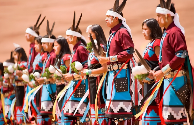 Người Navajo trong trang phục truyền thống tại v&ugrave;ng Navajo Nation