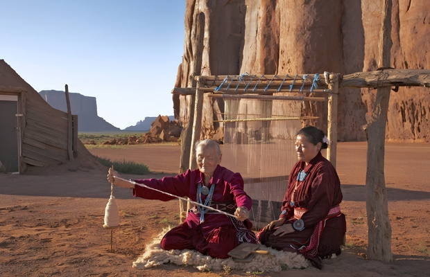 To&agrave;n cảnh Navajo Nation ng&agrave;y nay với cảnh quan sa mạc đặc trưng v&agrave; c&aacute;c cộng đồng người Navajo sinh sống