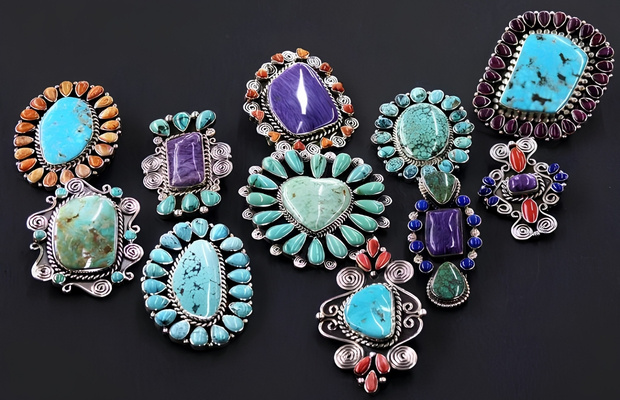 Trang sức bạc v&agrave; đ&aacute; turquoise nổi tiếng của người Navajo