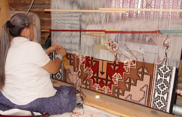 Nghệ nh&acirc;n Navajo đang dệt thảm bằng phương ph&aacute;p truyền thống