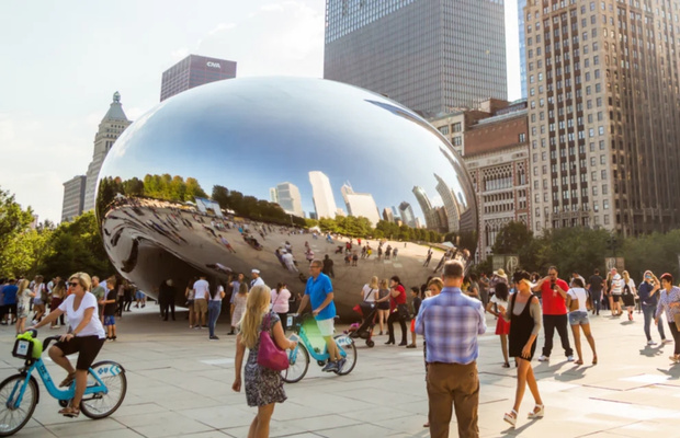 Cận cảnh t&aacute;c phẩm "The Bean" phản chiếu đường ch&acirc;n trời của th&agrave;nh phố với nhiều du kh&aacute;ch đang chụp ảnh check-in.&nbsp;
