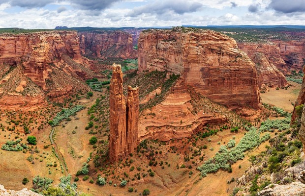 V&aacute;ch đ&aacute; dựng đứng v&agrave; thung lũng (Canyon de Chelly)