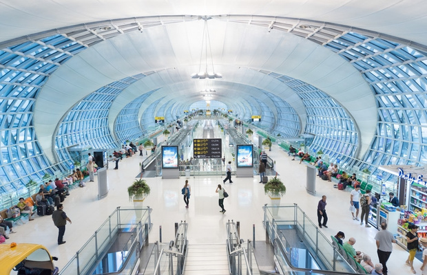 S&acirc;n bay quốc tế Suvarnabhumi hiện đại v&agrave; sầm uất, l&agrave; điểm đến quen thuộc của c&aacute;c chuyến bay quốc tế