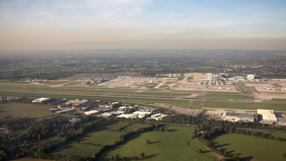 Gatwick từ tr&ecirc;n cao: Cửa ng&otilde; kết nối bầu trời