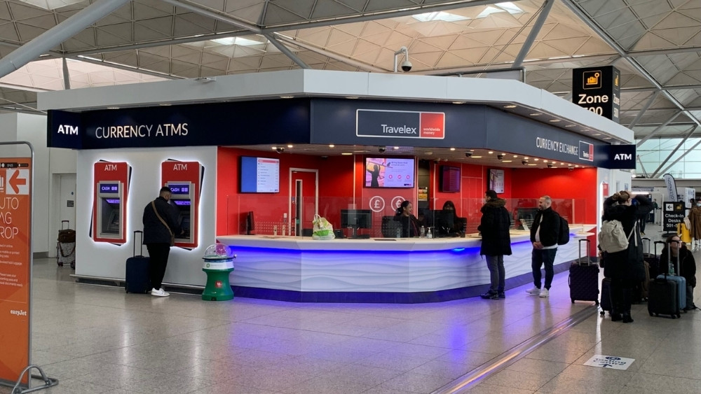 ATM v&agrave; quầy đổi ngoại tệ được bố tr&iacute; tại nhiều vị tr&iacute; trong s&acirc;n bay Heathrow