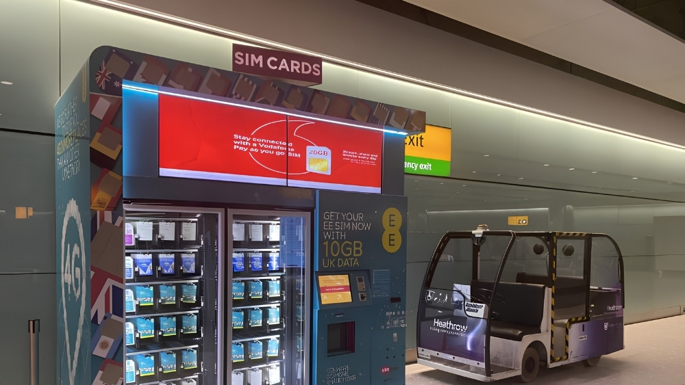 Du kh&aacute;ch c&oacute; thể dễ d&agrave;ng mua SIM du lịch ngay tại s&acirc;n bay Heathrow ở Anh sau khi nhập cảnh