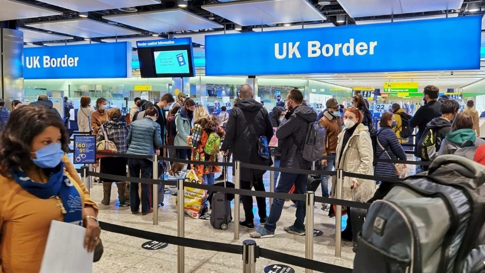 H&agrave;nh kh&aacute;ch transit tại s&acirc;n bay Heathrow ở Anh n&ecirc;n kiểm tra kỹ y&ecirc;u cầu visa trước khi khởi h&agrave;nh