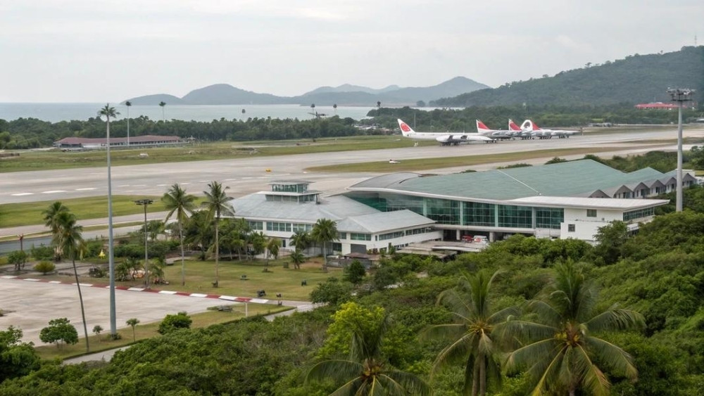 G&oacute;c nh&igrave;n to&agrave;n cảnh s&acirc;n bay v&agrave; đường băng Koh Samui