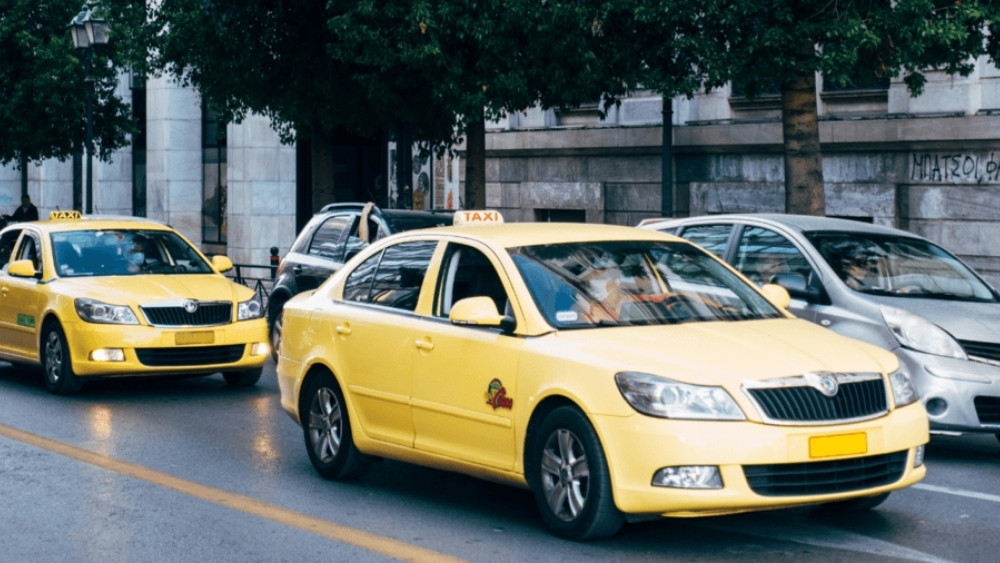 Du kh&aacute;ch c&oacute; thể dễ d&agrave;ng đặt taxi tại c&aacute;c quầy dịch vụ trong sảnh đến của s&acirc;n bay