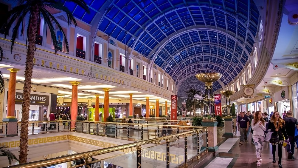 Kh&ocirc;ng gian mua sắm sang trọng tại Trafford Centre