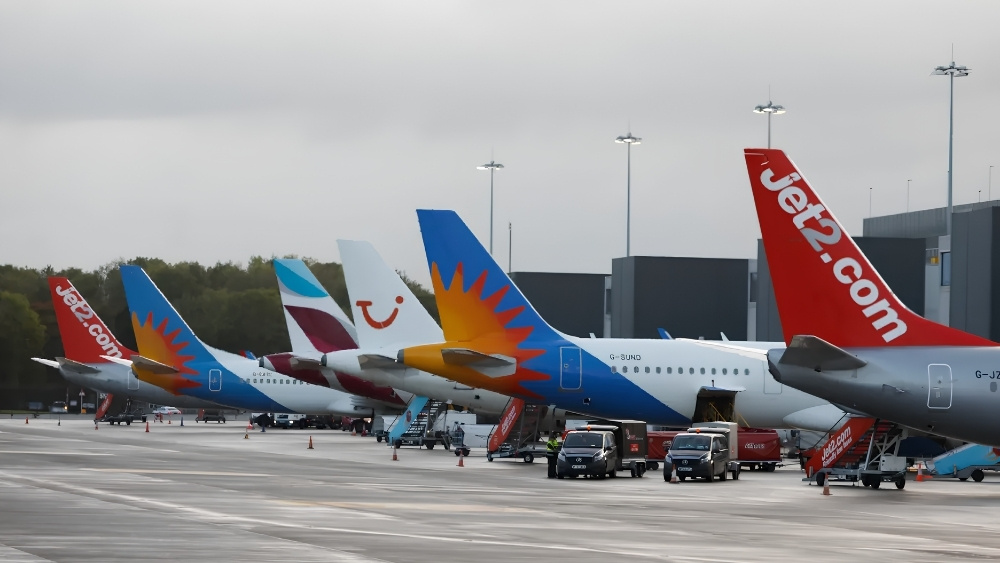 M&aacute;y bay quốc tế cất c&aacute;nh tại s&acirc;n bay Manchester 