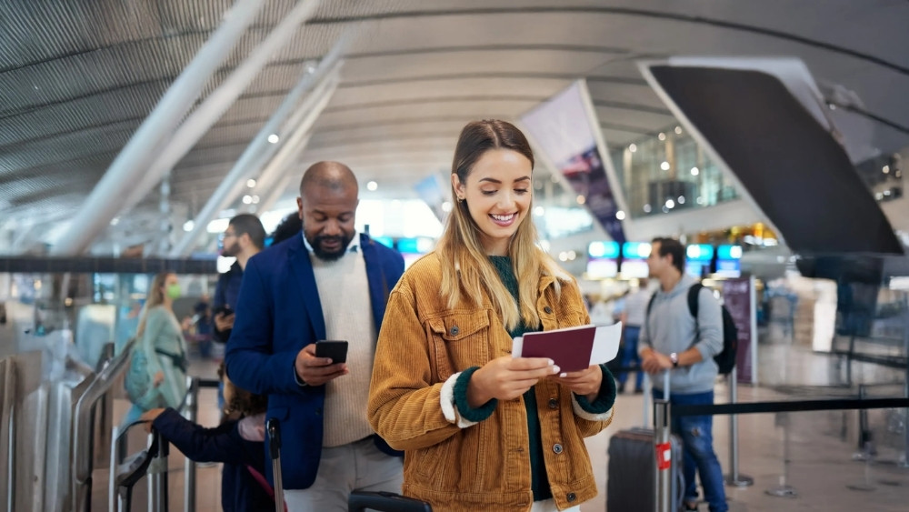 H&agrave;nh kh&aacute;ch l&agrave;m thủ tục nối chuyến đến Manchester