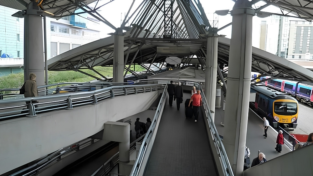 "The Station" &ndash; nơi h&agrave;nh kh&aacute;ch đ&oacute;n t&agrave;u hỏa v&agrave; t&agrave;u điện từ s&acirc;n bay quốc tế Manchester về nội đ&ocirc;