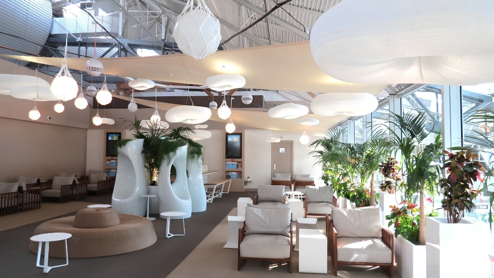 Khu mua sắm Duty Free v&agrave; ph&ograve;ng chờ VIP tại s&acirc;n bay Nice C&ocirc;te d'Azur 