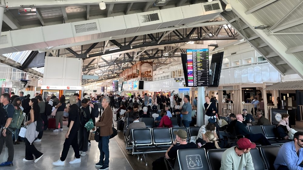 H&agrave;nh kh&aacute;ch l&agrave;m thủ tục check-in tại s&acirc;n bay Nice 