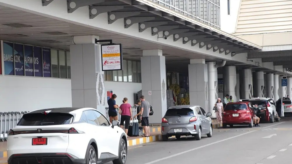 C&aacute;c phương tiện giao th&ocirc;ng taxi chờ sẵn tại sảnh s&acirc;n bay
