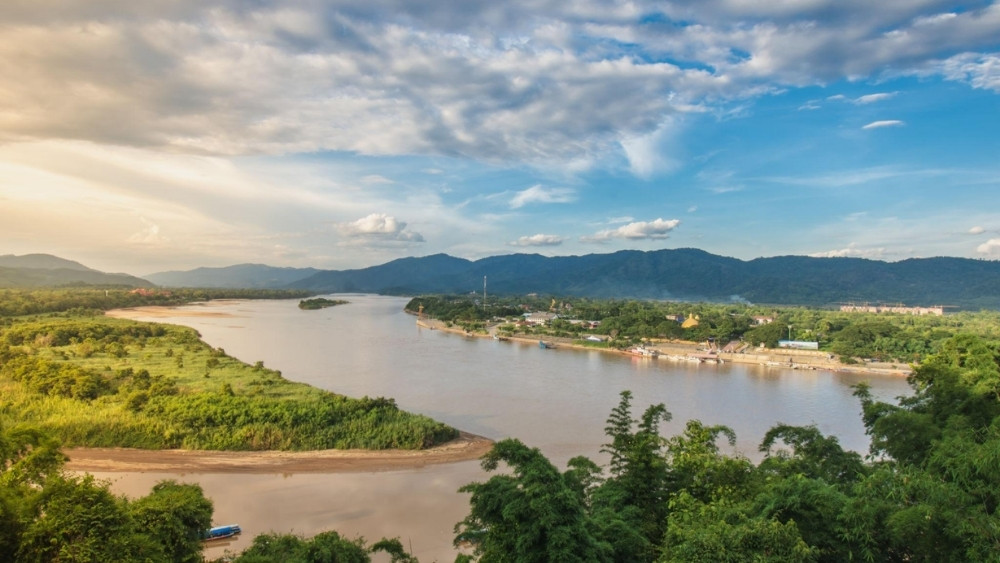 To&agrave;n cảnh d&ograve;ng s&ocirc;ng M&ecirc; K&ocirc;ng h&ugrave;ng vĩ tại Tam Gi&aacute;c V&agrave;ng