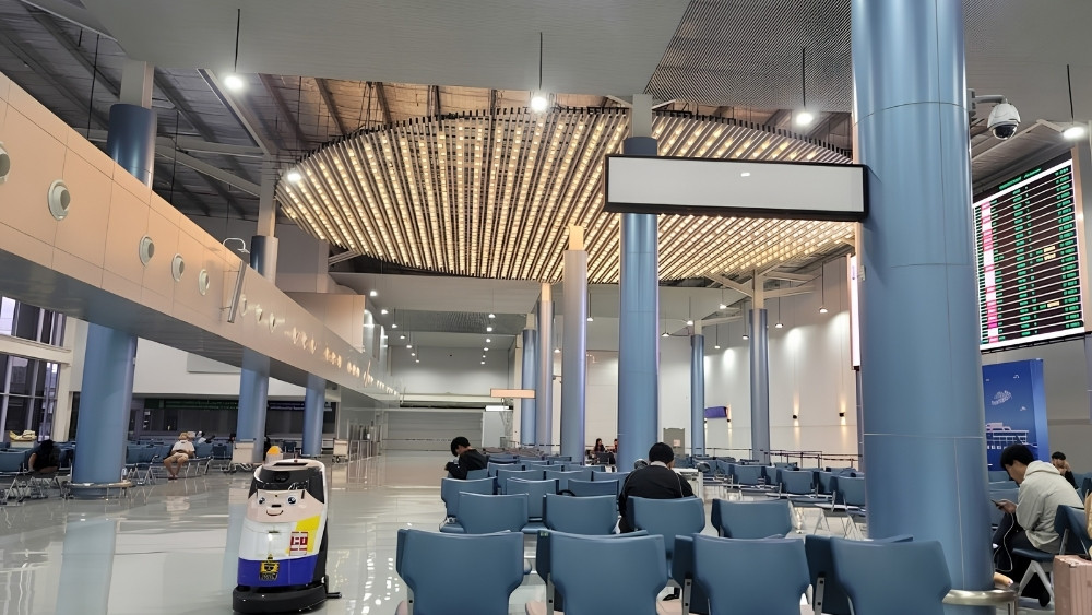 S&acirc;n bay quốc tế don mueang ảnh h&agrave;nh lang kết nối giữa nh&agrave; ga quốc tế v&agrave; nội địa