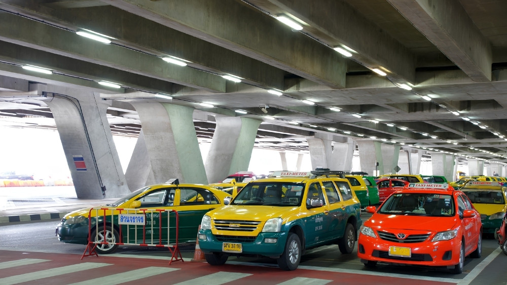 S&acirc;n bay quốc tế don mueang ảnh khu vực đ&oacute;n taxi ch&iacute;nh h&atilde;ng tại sảnh tầng 1