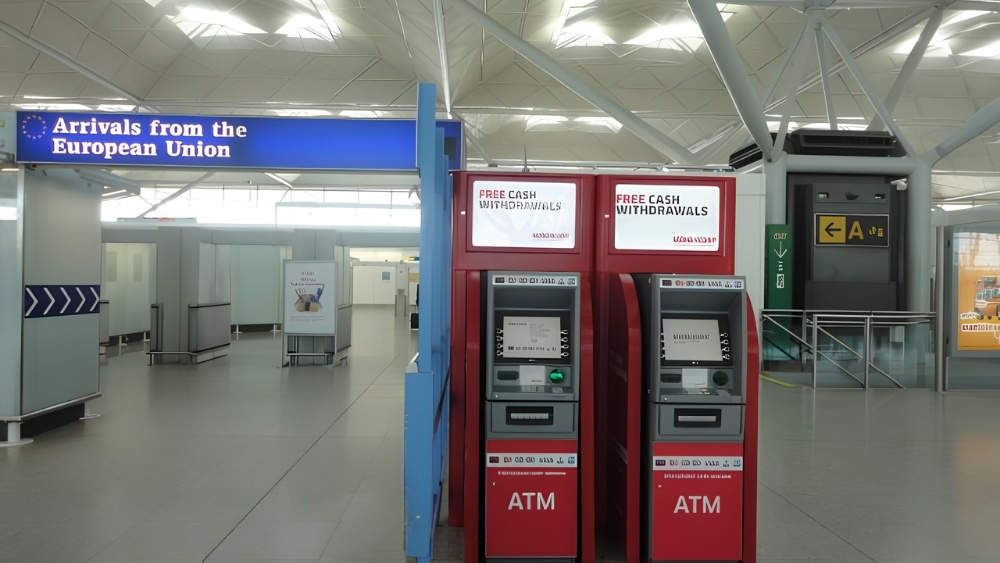 Hệ thống ATM v&agrave; quầy đổi ngoại tệ được bố tr&iacute; tại nhiều vị tr&iacute; trong nh&agrave; ga 
