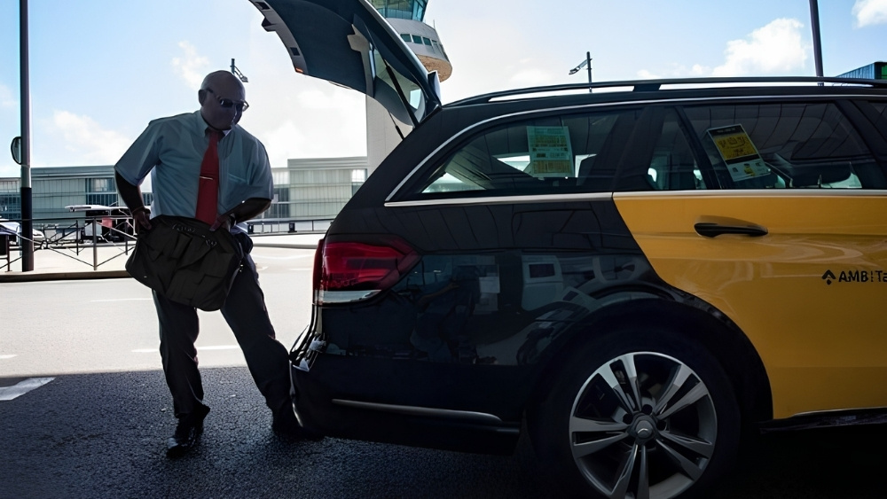 Taxi v&agrave; minicab ph&ugrave; hợp với gia đ&igrave;nh hoặc nh&oacute;m du kh&aacute;ch đ&ocirc;ng người