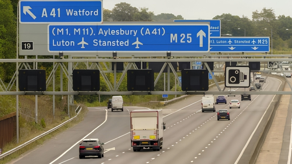 Đường cao tốc M11 gi&uacute;p kết nối s&acirc;n bay Stansted với London v&agrave; c&aacute;c th&agrave;nh phố l&acirc;n cận