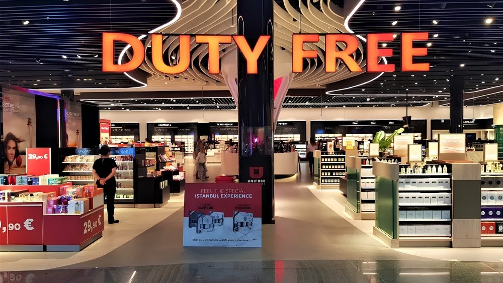 Khu mua sắm miễn thuế tại s&acirc;n bay Stansted phục vụ h&agrave;nh kh&aacute;ch quốc tế 