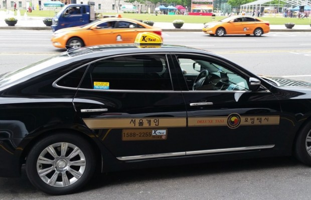 Taxi hạng sang (M&agrave;u đen sọc v&agrave;ng)
