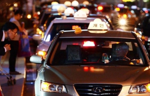 khi sử dụng taxi ở h&agrave;n quốc l&agrave; khung giờ phụ thu ban đ&ecirc;m