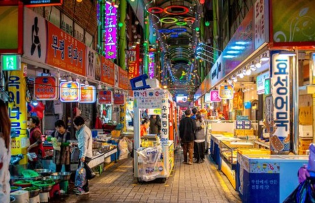 Ẩm thực đường phố Busan tại khu vực Nampodong gần th&aacute;p Busan.