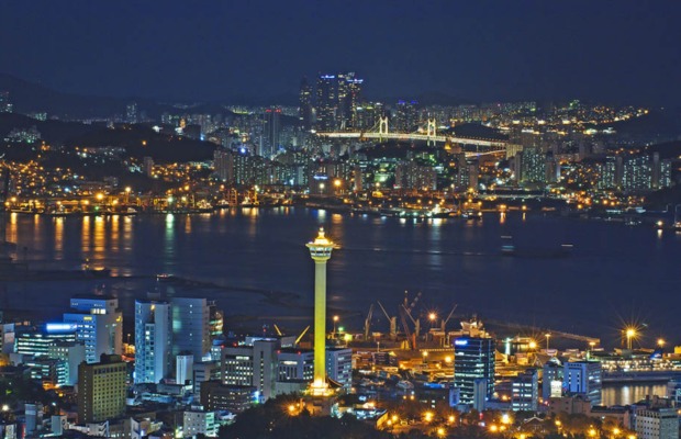 Th&aacute;p Busan Tower lung linh trong đ&ecirc;m nh&igrave;n từ xa.