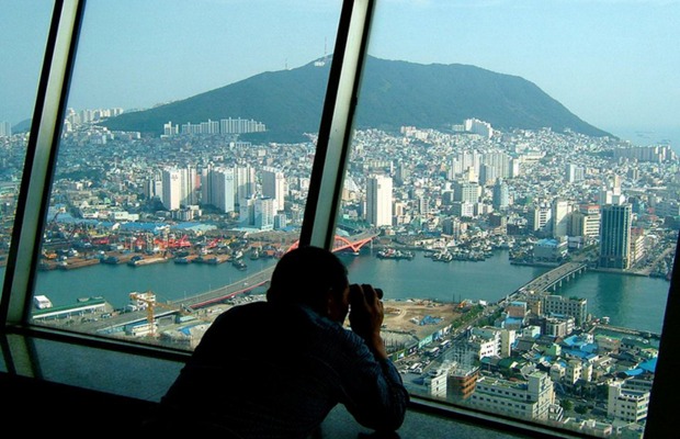 Tầm nh&igrave;n từ đ&agrave;i quan s&aacute;t th&aacute;p Busan xuống th&agrave;nh phố cảng.