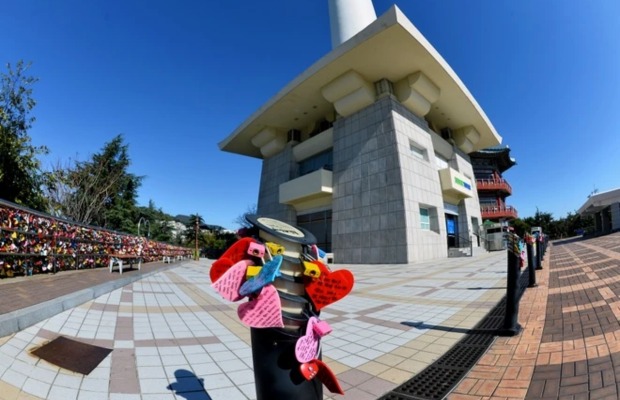 H&agrave;ng r&agrave;o kh&oacute;a t&igrave;nh y&ecirc;u tại khu vực th&aacute;p Busan ở c&ocirc;ng vi&ecirc;n Yongdusan.