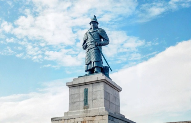 Tượng đ&agrave;i anh h&ugrave;ng L&yacute; Thuấn Thuấn tại c&ocirc;ng vi&ecirc;n Yongdusan.