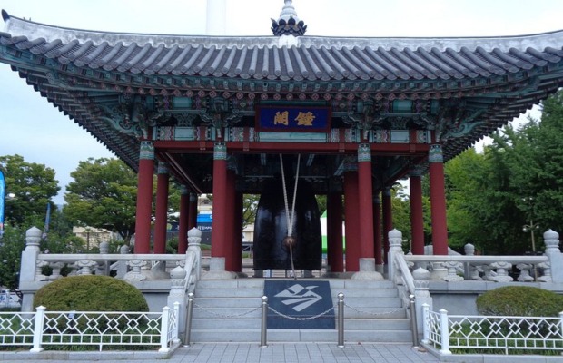 Chu&ocirc;ng C&ocirc;ng d&acirc;n Citizen's Bell tại c&ocirc;ng vi&ecirc;n Yongdusan.