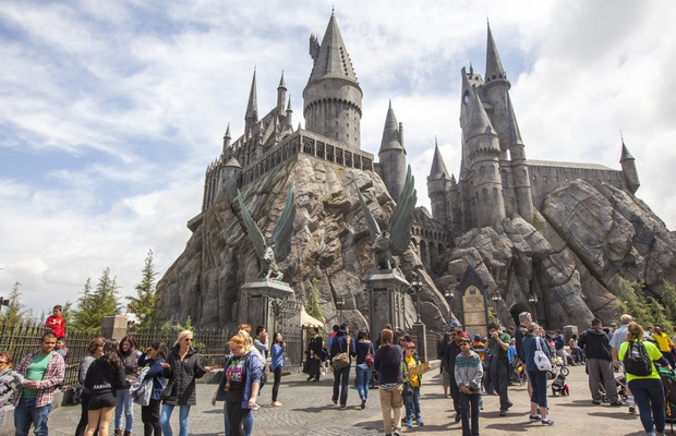 Tận hưởng kh&ocirc;ng kh&iacute; ma thuật tại l&agrave;ng Hogsmeade
