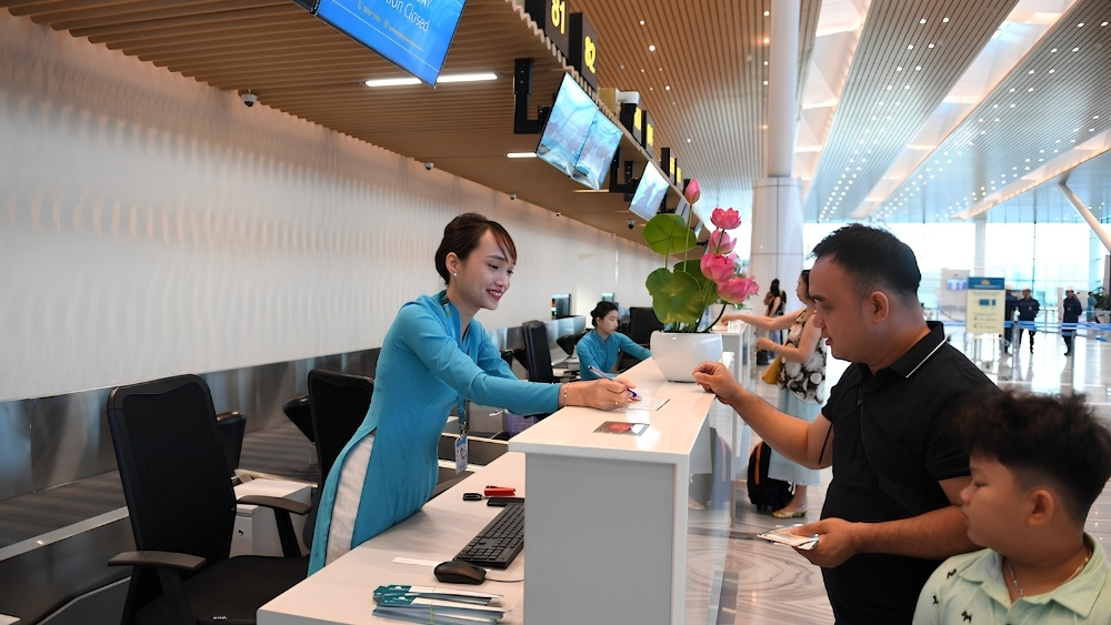 H&agrave;nh kh&aacute;ch check-in tại s&acirc;n bay 