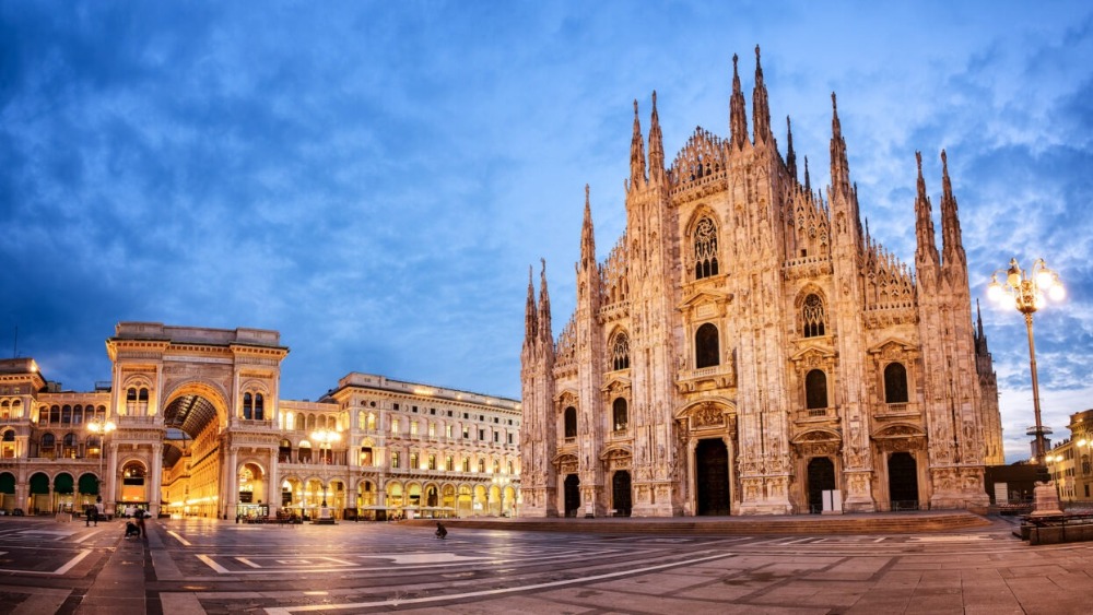 nh&agrave; thờ lớn Duomo di Milano tr&aacute;ng lệ l&agrave; biểu tượng quyến rũ của th&agrave;nh phố Milan