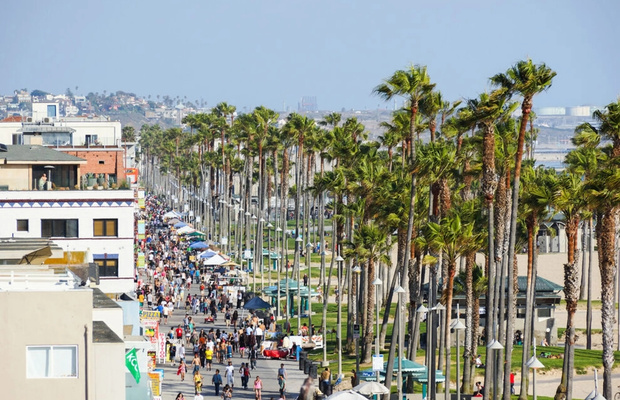 Venice Boardwalk l&agrave; trung t&acirc;m giải tr&iacute; s&ocirc;i động nhất khu vực