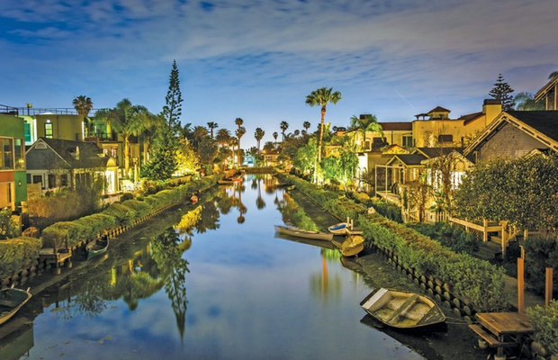 Venice Canals mang vẻ đẹp l&atilde;ng mạn giữa l&ograve;ng California
